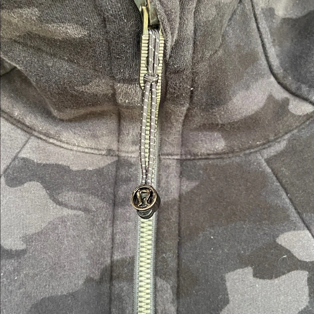 Lululemon Camo‎ Scuba Full Zip Hooded Jacket. Size 6